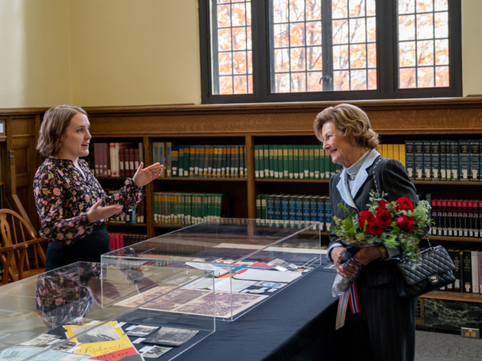 The Queen visited an exhibition of documents related to the establishment of the collection in 1925. Photo: Simen Sund, The Royal Court